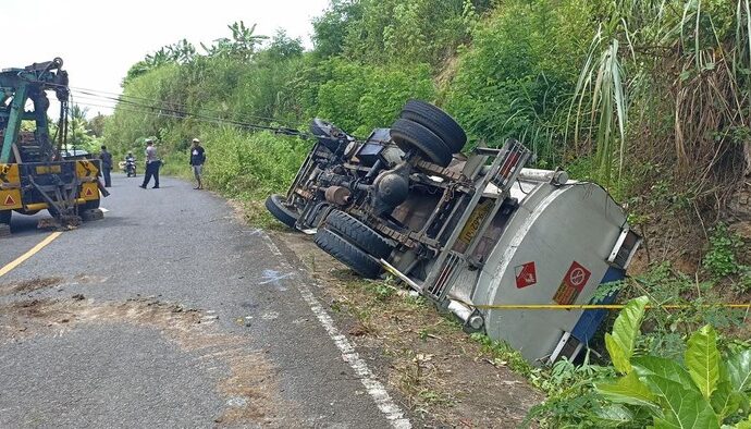 Truk Tangki Solar Terguling di JLS Tulungagung, Sopir Kabur dan Identitas Belum Diketahui
